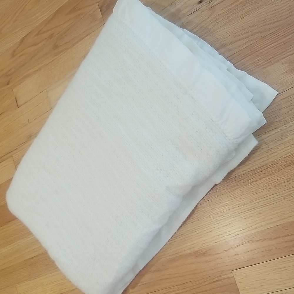 Vintage Tennessee Woolen Mills acrylic blanket with satin binding white